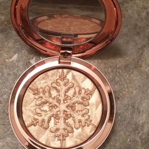 MAC Whisper of Gilt highlighter